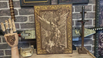 St. Michael der Erzengel II - Großes, ahornfarbenes Holz