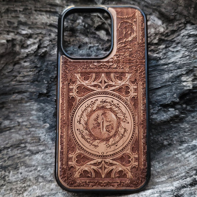 Wooden phone case featuring Sauron’s Eye from The Lord of the Rings, laser-engraved for iPhone , iPhone 15, Samsung Galaxy S, Note 20, and more. Unique, durable, and perfect for fantasy fans.
