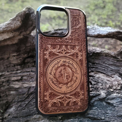 Wooden phone case featuring Sauron’s Eye from The Lord of the Rings, laser-engraved for iPhone , iPhone 15, Samsung Galaxy S, Note 20, and more. Unique, durable, and perfect for fantasy fans.