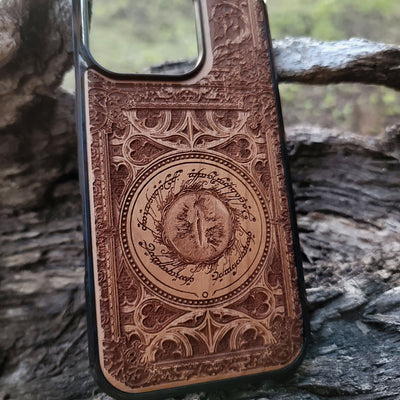 Wooden phone case featuring Sauron’s Eye from The Lord of the Rings, laser-engraved for iPhone , iPhone 15, Samsung Galaxy S, Note 20, and more. Unique, durable, and perfect for fantasy fans.