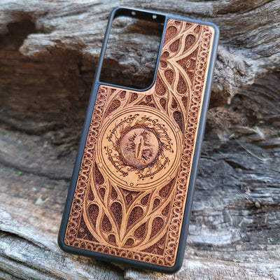 Lord of the Rings wood phone case featuring the Eye of Sauron surrounded by Elvish script and intricate detailing. Laser-engraved for a unique and durable design, this case is compatible with iPhone , 15, 14, 13, 12, 11, Pro Max, Mini, and Samsung Galaxy S, S24, S23, S22, S21, S20 Ultra, Plus, Note 20. A stylish and protective accessory for Tolkien fans.