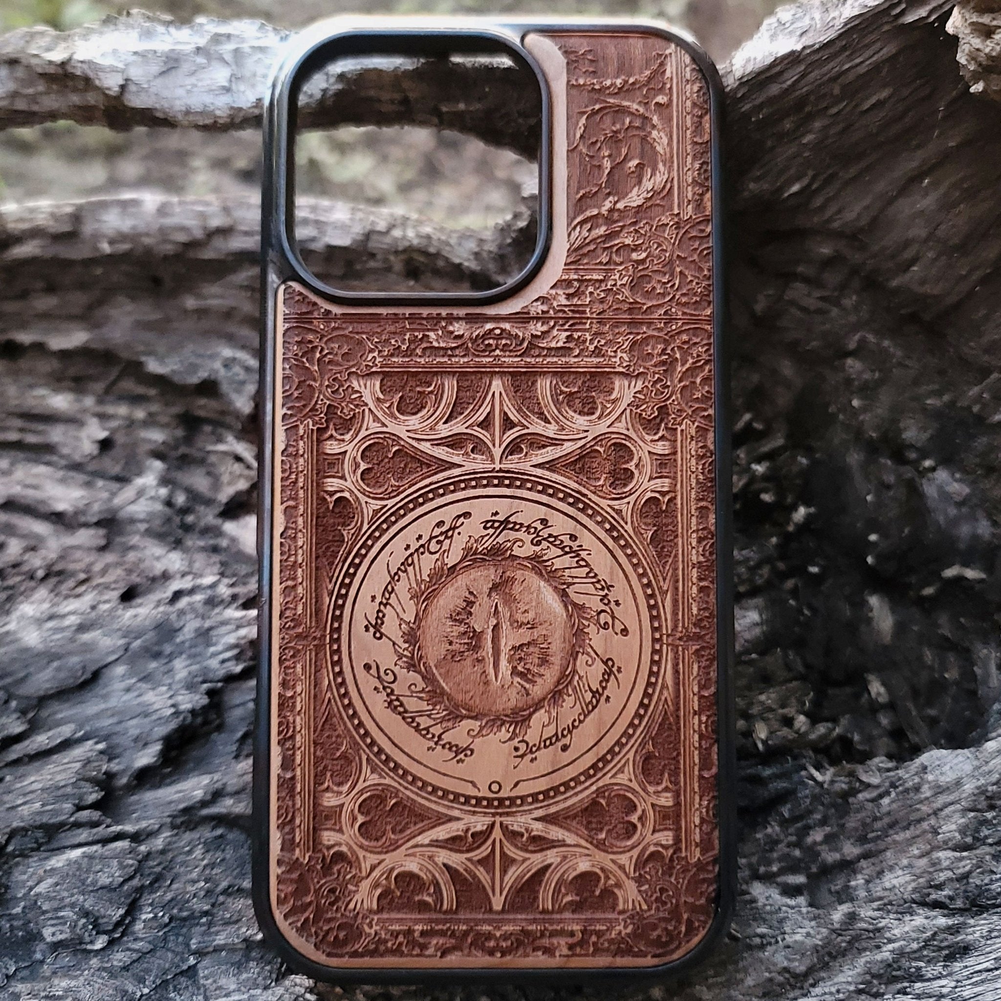 Wooden phone case featuring Sauron’s Eye from The Lord of the Rings, laser-engraved for iPhone , iPhone 15, Samsung Galaxy S, Note 20, and more. Unique, durable, and perfect for fantasy fans.