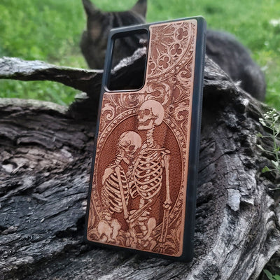 Gothic skeleton hug phone case wood engraved Galaxy S24