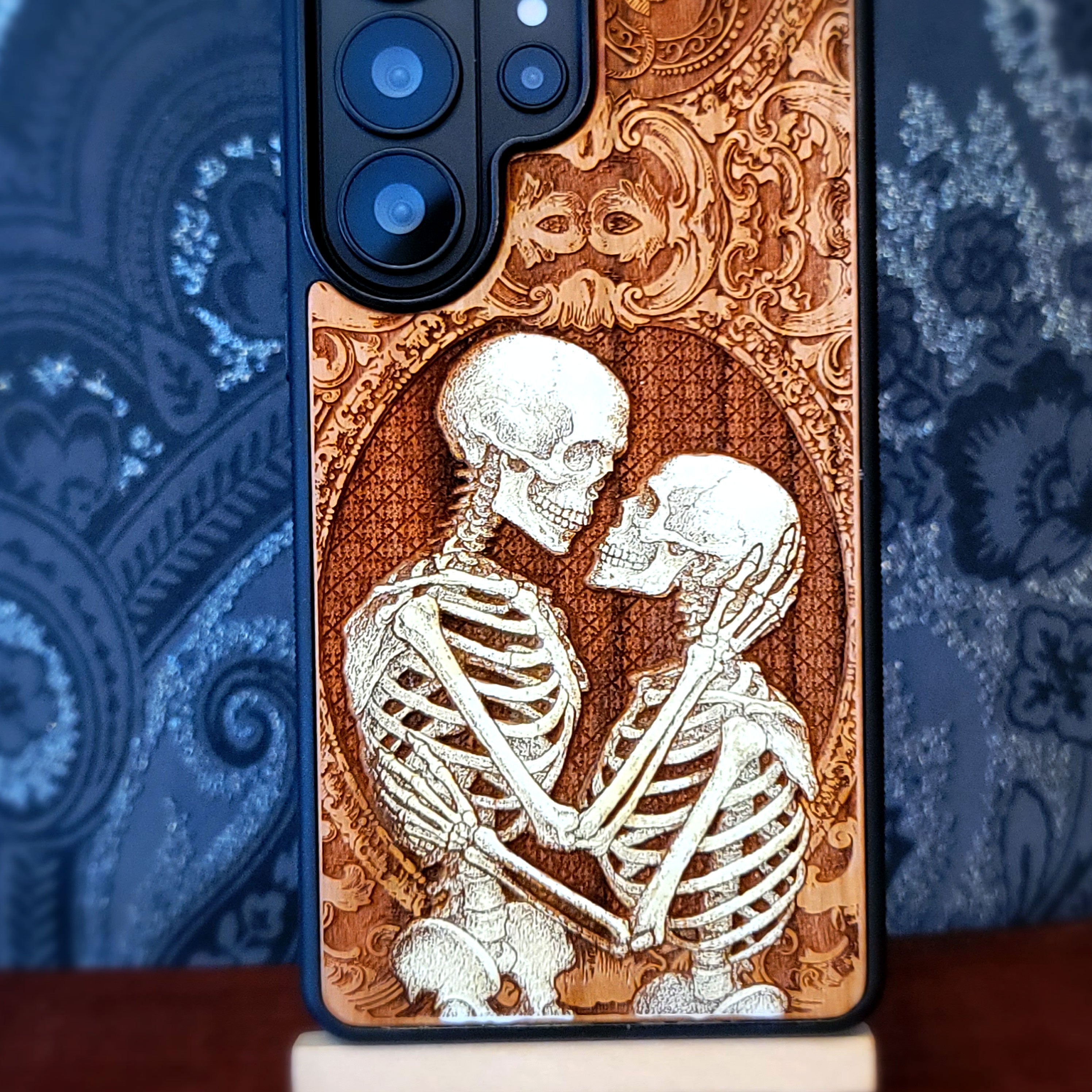 Skeleton Couple Kiss Wood Phone Case