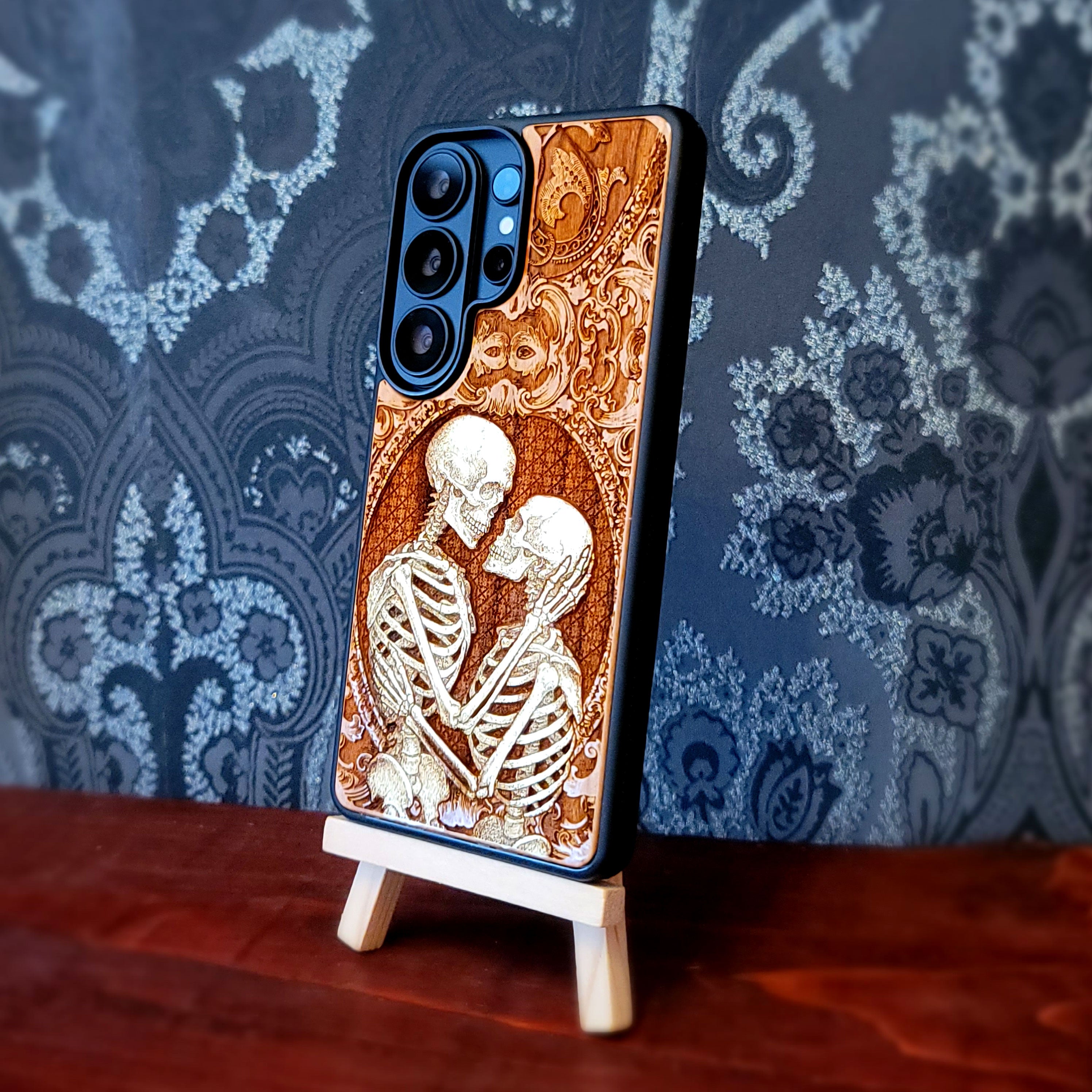 Skeleton Couple Kiss Wood Phone Case