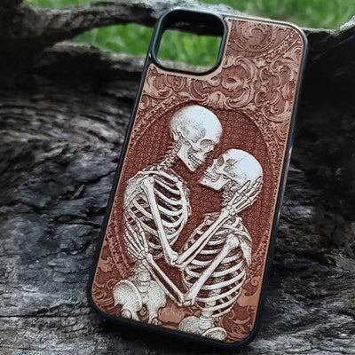 Engraved romantic skeleton kiss wood phone case Galaxy S24