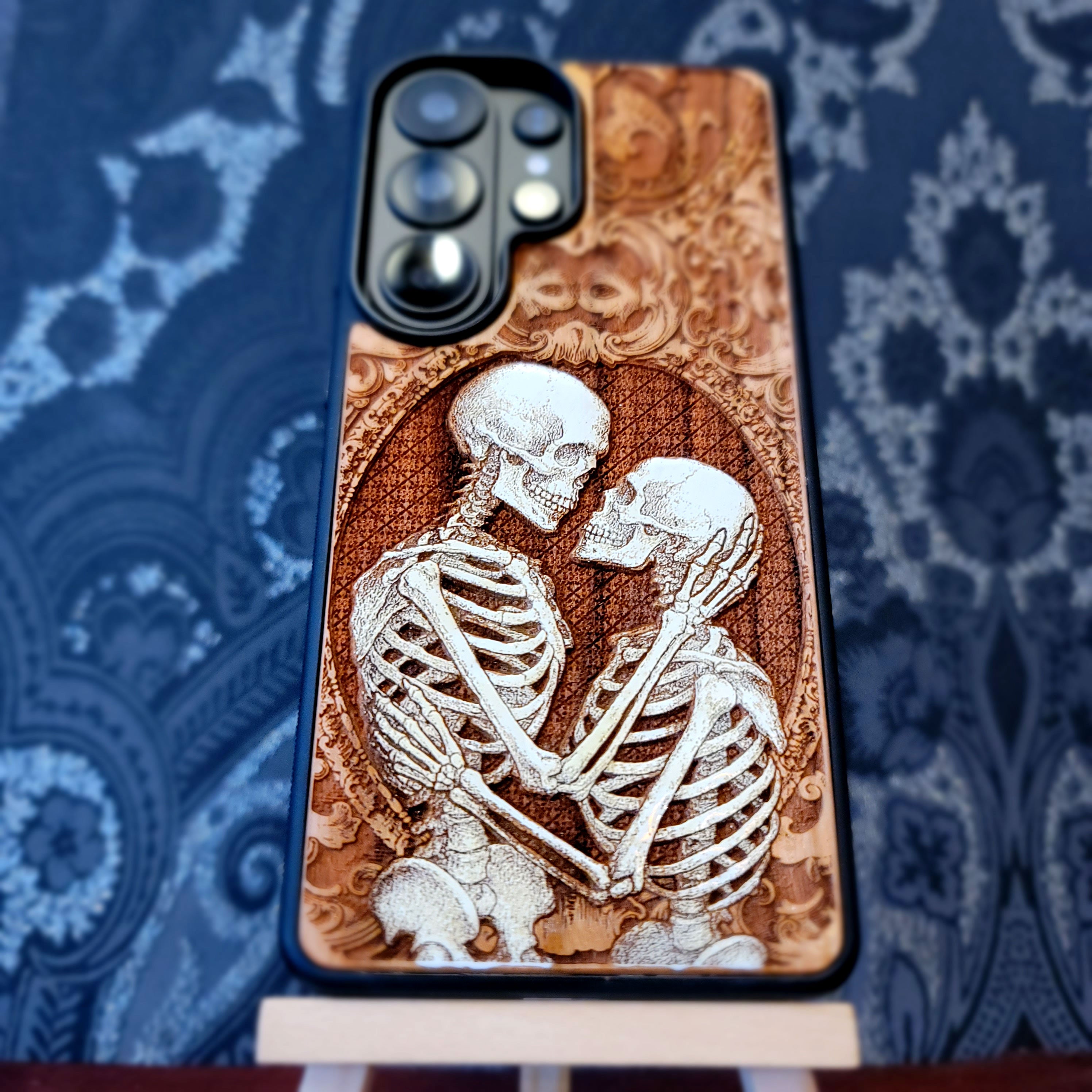 Skeleton Couple Kiss Wood Phone Case