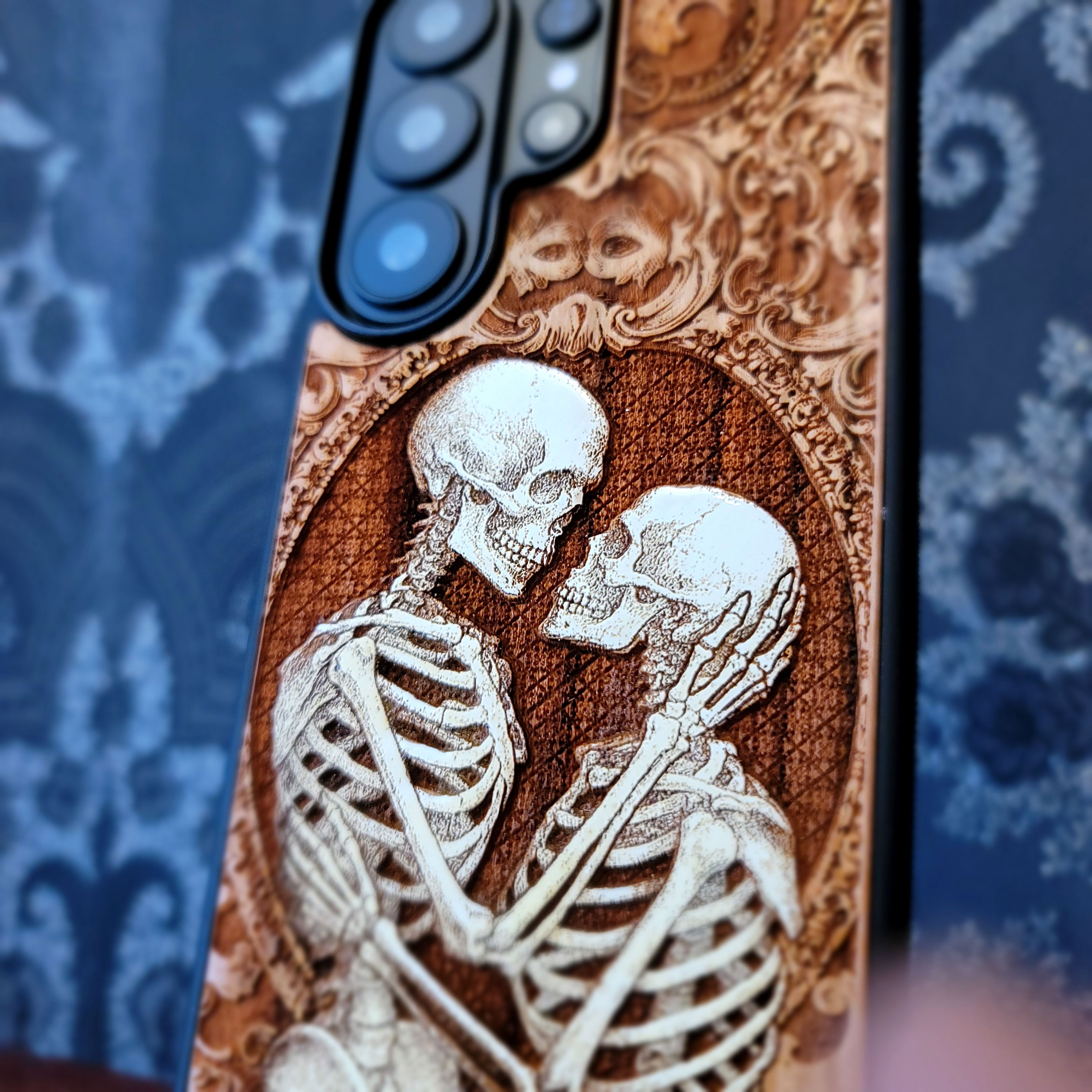 Skeleton Couple Kiss Wood Phone Case