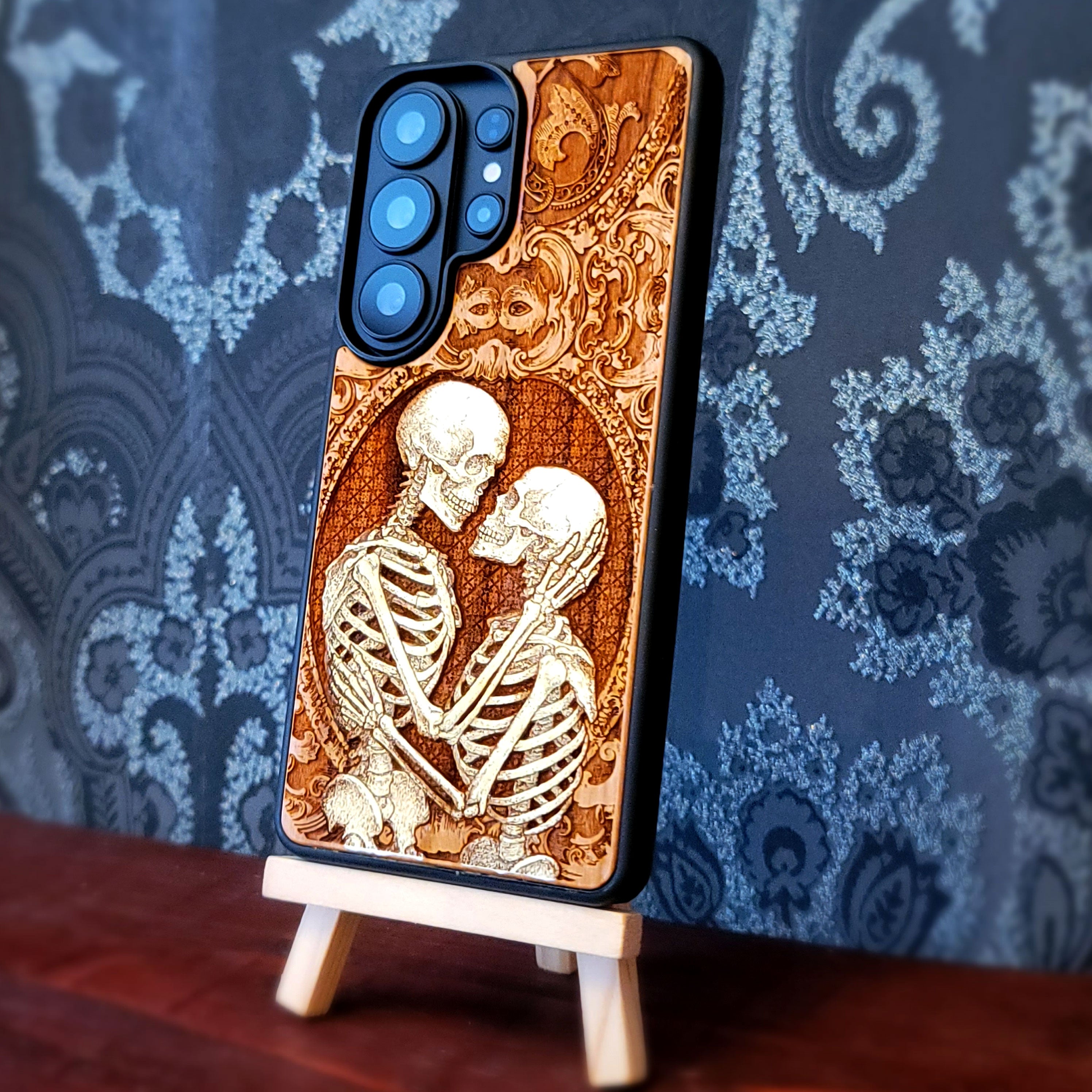 Skeleton Couple Kiss Wood Phone Case
