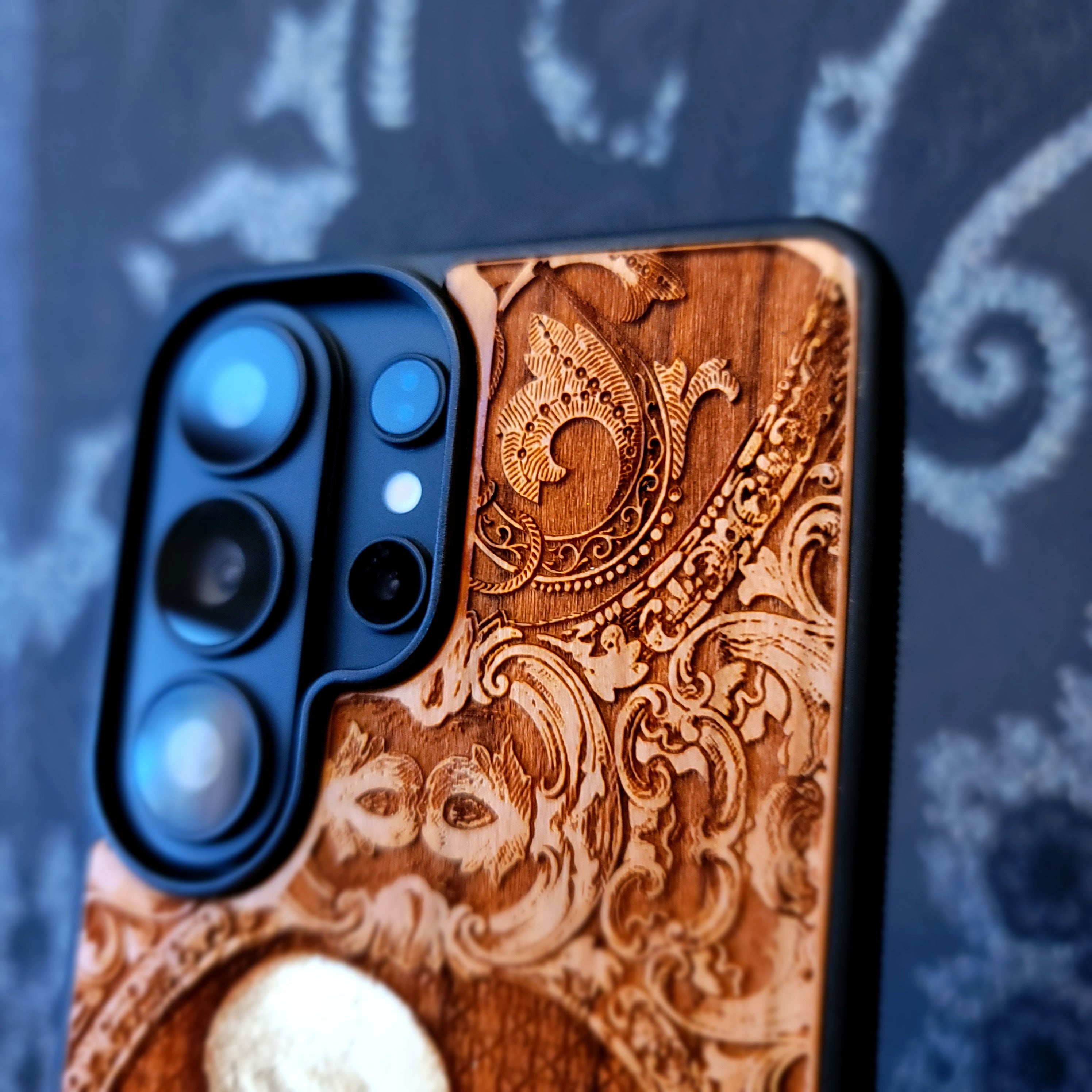 Skeleton Couple Kiss Wood Phone Case
