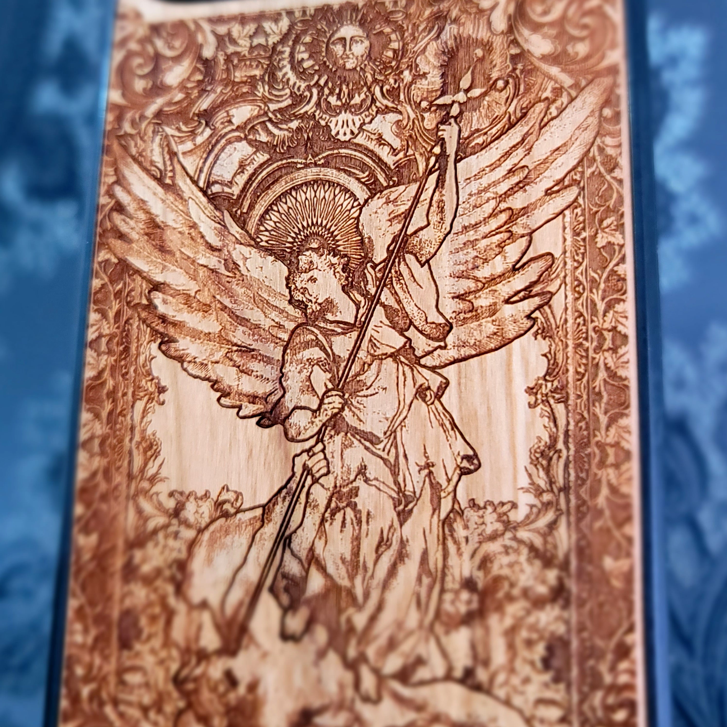 iPhone &amp; Samsung Galaxy Holz-Handyhülle - Kunstwerk "Heiliger Erzengel Michael"