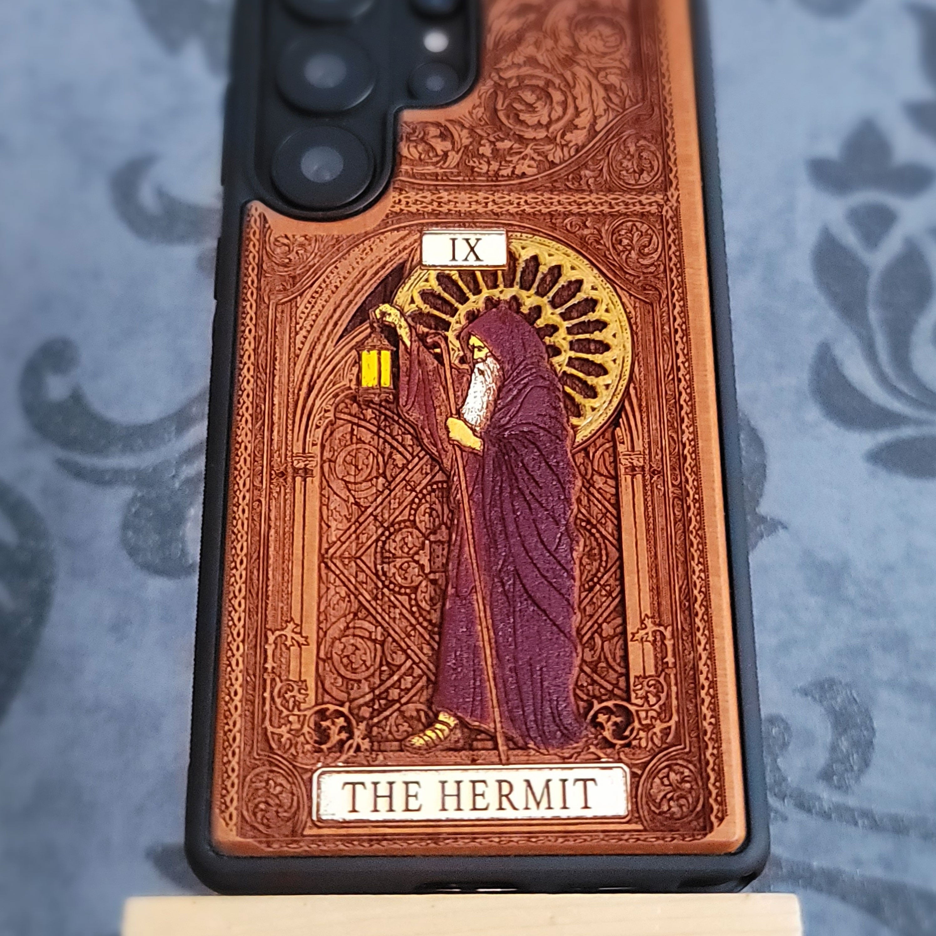 Funda de madera para teléfono con la carta del Tarot El Ermitaño pintada