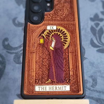 Funda de madera para teléfono con la carta del Tarot El Ermitaño pintada