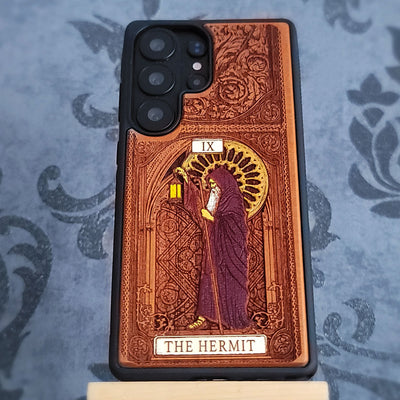 Funda de madera para teléfono con la carta del Tarot El Ermitaño pintada