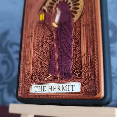 Funda de madera para teléfono con la carta del Tarot El Ermitaño pintada