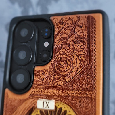 Funda de madera para teléfono con la carta del Tarot El Ermitaño pintada