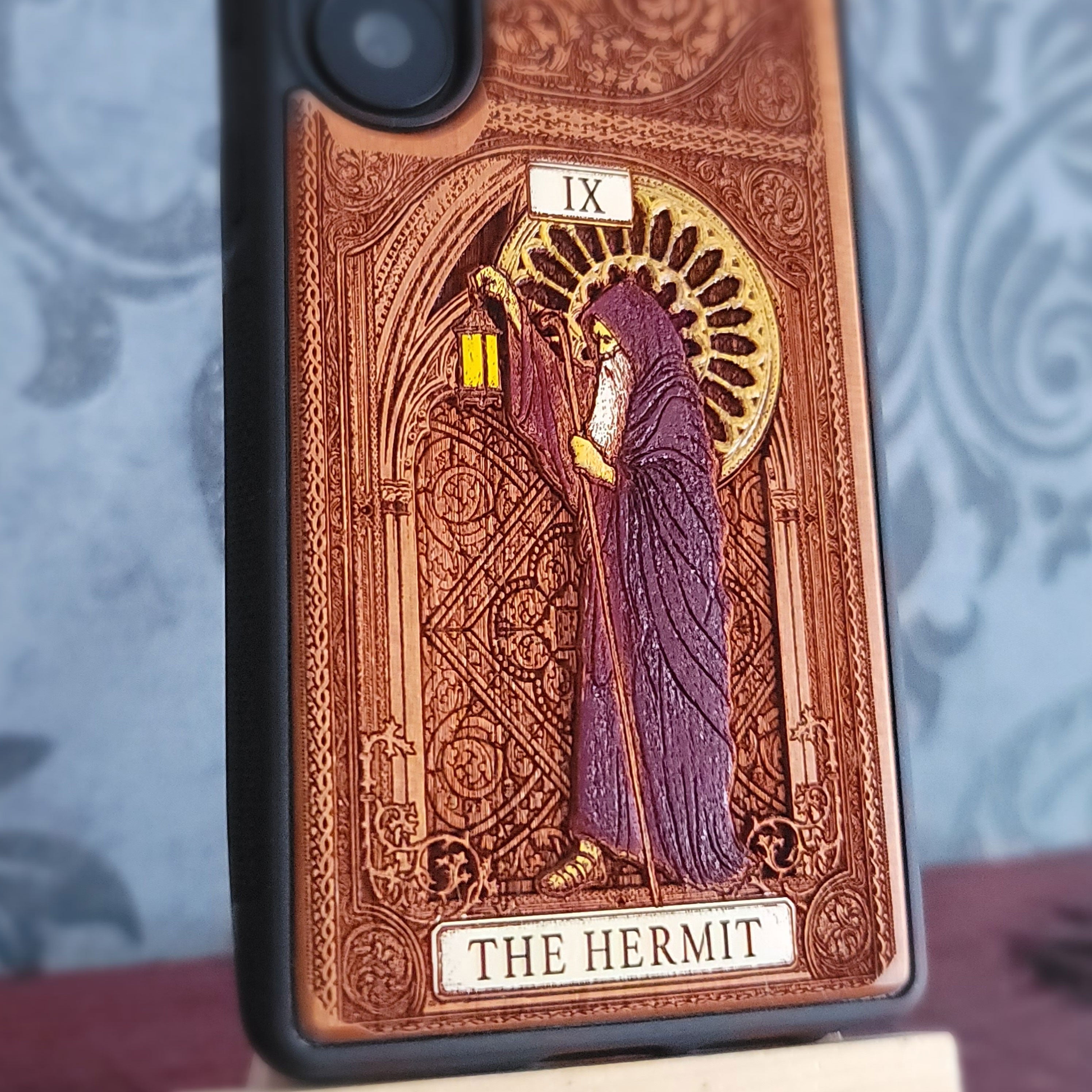 Funda de madera para teléfono con la carta del Tarot El Ermitaño pintada