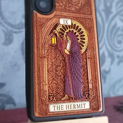 Funda de madera para teléfono con la carta del Tarot El Ermitaño pintada