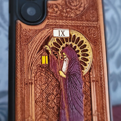 Funda de madera para teléfono con la carta del Tarot El Ermitaño pintada