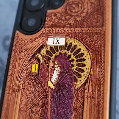 Funda de madera para teléfono con la carta del Tarot El Ermitaño pintada