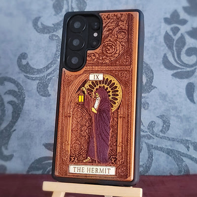 Funda de madera para teléfono con la carta del Tarot El Ermitaño pintada
