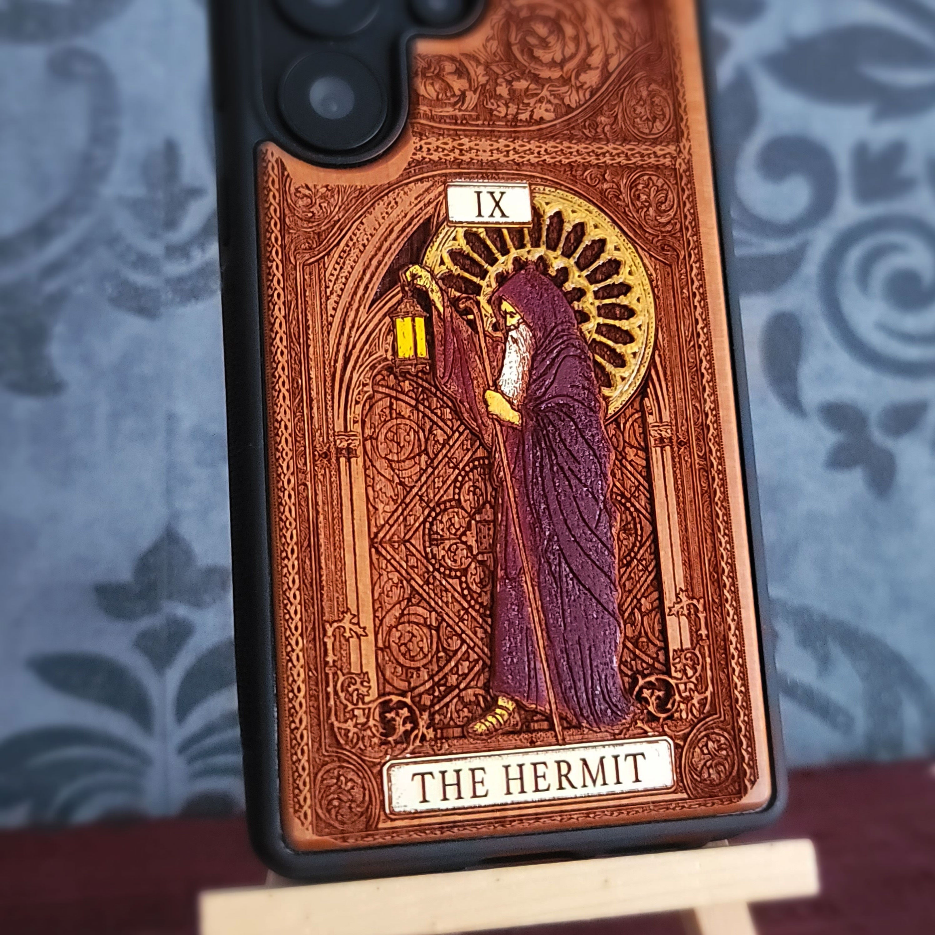 Funda de madera para teléfono con la carta del Tarot El Ermitaño pintada