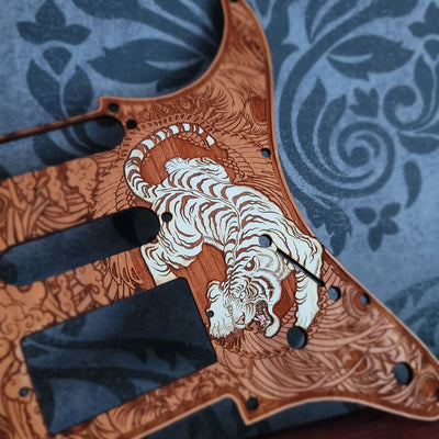 Stratocaster HSS &amp; SSS Holz-Schlagbrett – Millennium Falcon, handbemalt