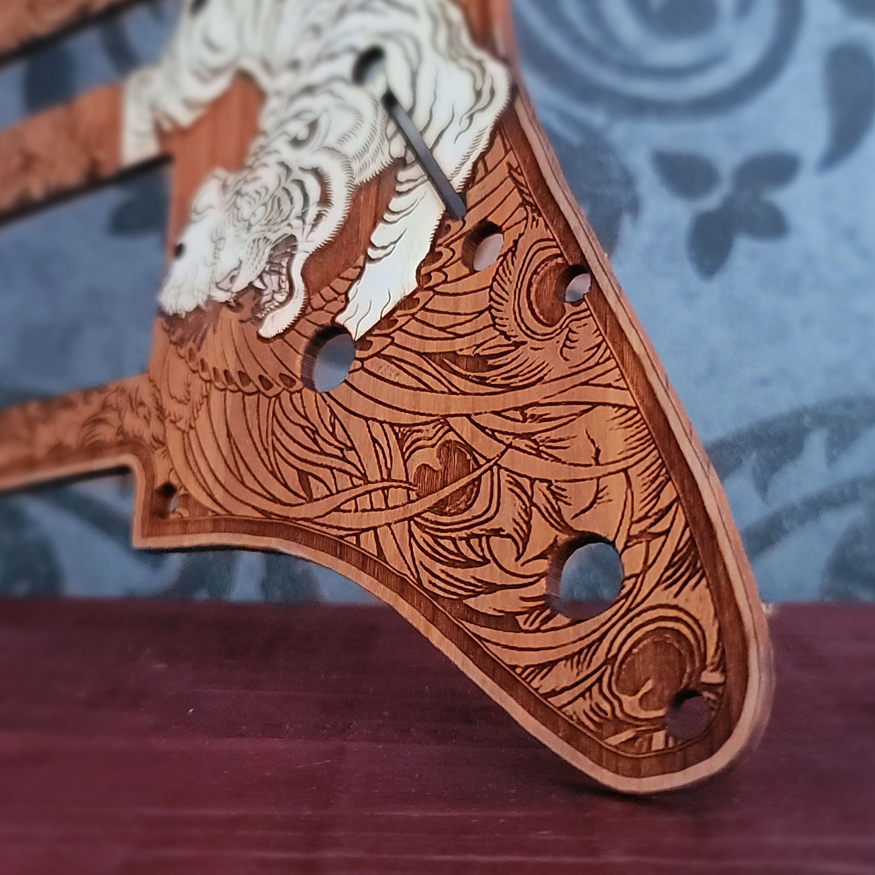 Stratocaster HSS &amp; SSS Holz-Schlagbrett – Millennium Falcon, handbemalt