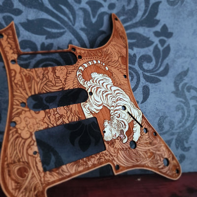 Stratocaster HSS &amp; SSS Holz-Schlagbrett – Millennium Falcon, handbemalt