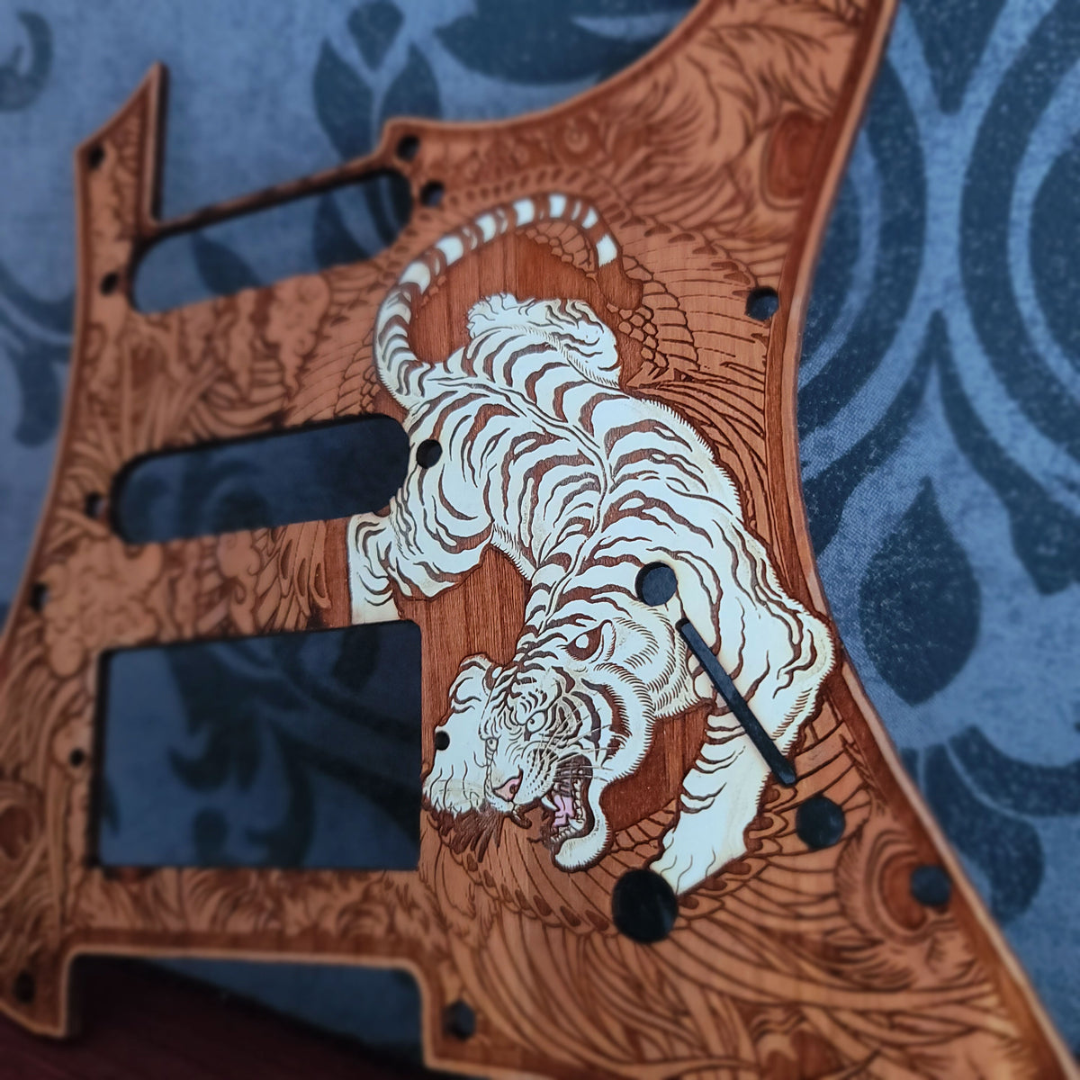 Stratocaster HSS &amp; SSS Holz-Schlagbrett – Millennium Falcon, handbemalt