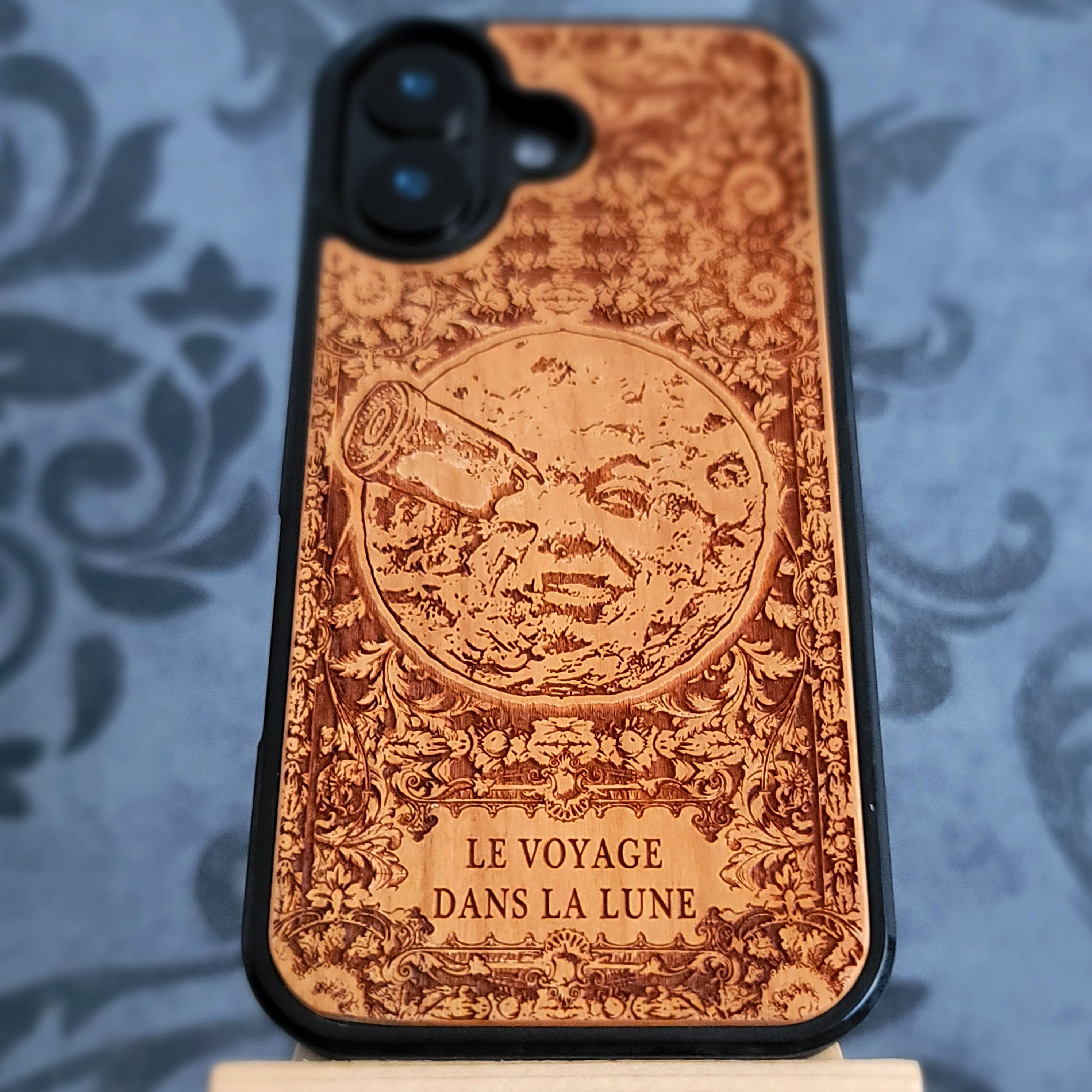 Laser-engraved Voyage Dans La Lune wood phone case for iPhone and Galaxy – vintage sci-fi design.