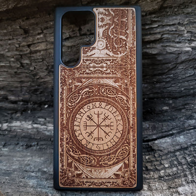 Viking-inspired wood phone case featuring the Vegvisir symbol surrounded by intricate Norse patterns and detailed engravings. Laser-engraved for durability and a unique design, this case is compatible with iPhone , 15, 14, 13, 12, 11, Pro Max, Mini, and Samsung Galaxy S, S24, S23, S22, S21, S20 Ultra, Plus, Note 20. A perfect protective accessory for fans of Norse mythology and Viking culture.