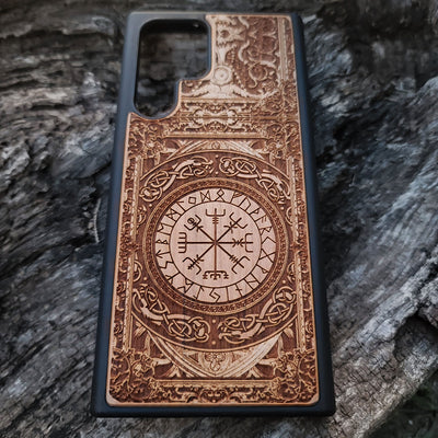 Viking-inspired wood phone case featuring the Vegvisir symbol surrounded by intricate Norse patterns and detailed engravings. Laser-engraved for durability and a unique design, this case is compatible with iPhone , 15, 14, 13, 12, 11, Pro Max, Mini, and Samsung Galaxy S, S24, S23, S22, S21, S20 Ultra, Plus, Note 20. A perfect protective accessory for fans of Norse mythology and Viking culture.