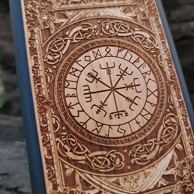 Viking-inspired wood phone case featuring the Vegvisir symbol surrounded by intricate Norse patterns and detailed engravings. Laser-engraved for durability and a unique design, this case is compatible with iPhone , 15, 14, 13, 12, 11, Pro Max, Mini, and Samsung Galaxy S, S24, S23, S22, S21, S20 Ultra, Plus, Note 20. A perfect protective accessory for fans of Norse mythology and Viking culture.