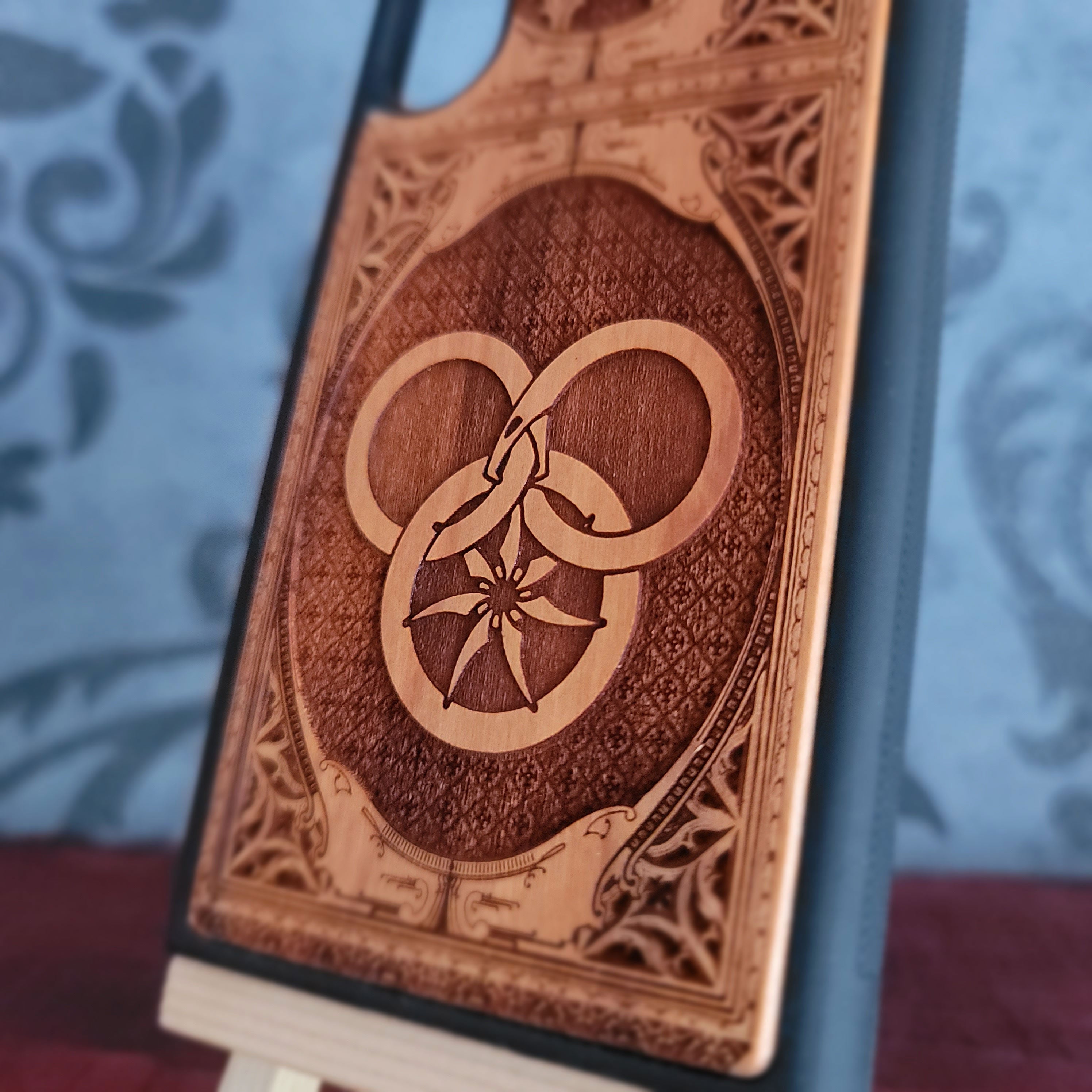 Wheel of Time-inspired wood phone case featuring a Gothic pattern design, laser-engraved for a unique and durable look. Compatible with iPhone and Samsung Galaxy 