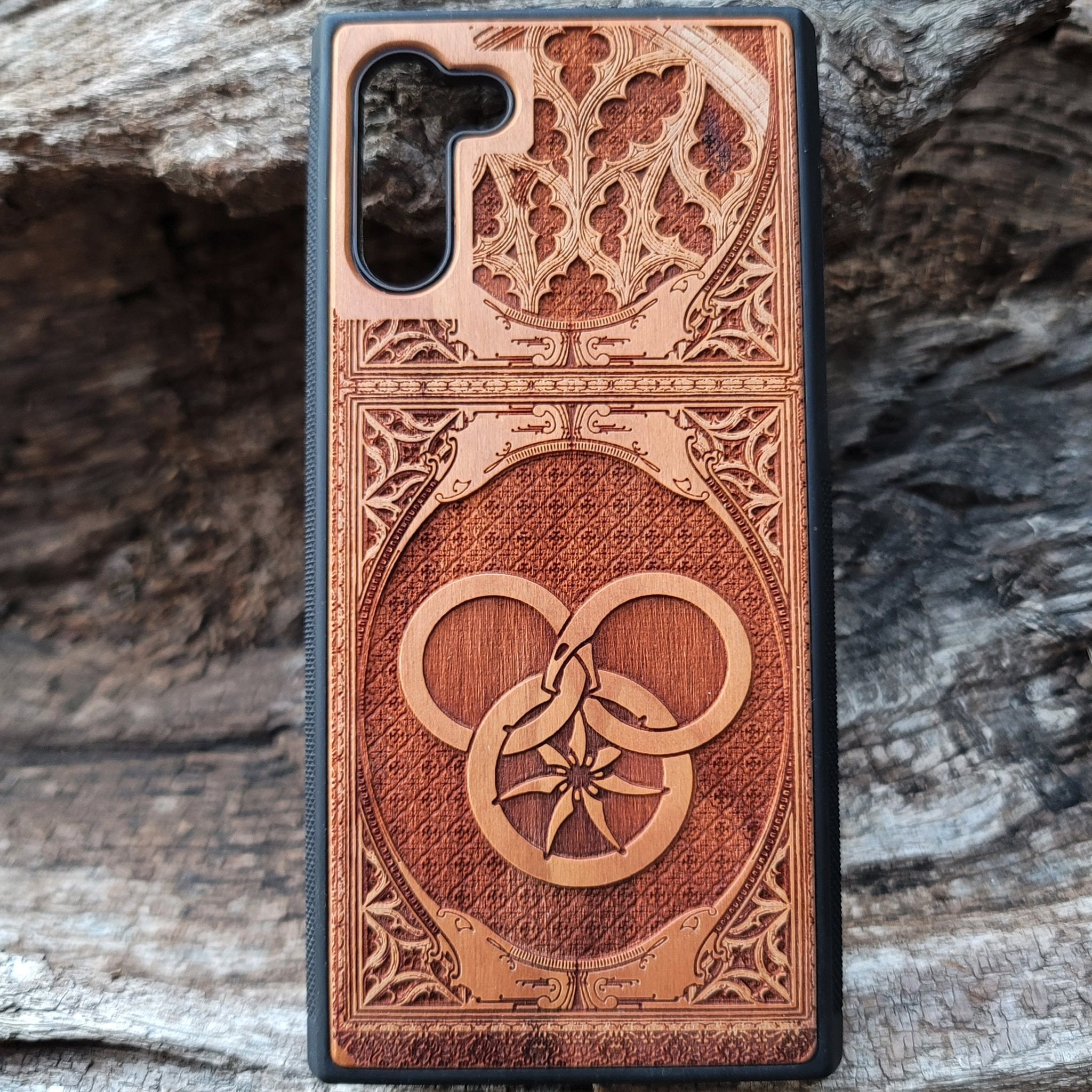 Wheel of Time-inspired wood phone case featuring a Gothic pattern design, laser-engraved for a unique and durable look. Compatible with iPhone , 15, 14, 13, 12, 11, Pro Max, Mini, and Samsung Galaxy S, S24, S23, S22, S21, S20 Ultra, Plus, Note 20. A stylish and protective accessory for fans of fantasy and gothic design.