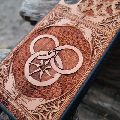 Wheel of Time-inspired wood phone case featuring a Gothic pattern design, laser-engraved for a unique and durable look. Compatible with iPhone , 15, 14, 13, 12, 11, Pro Max, Mini, and Samsung Galaxy S, S24, S23, S22, S21, S20 Ultra, Plus, Note 20. A stylish and protective accessory for fans of fantasy and gothic design.