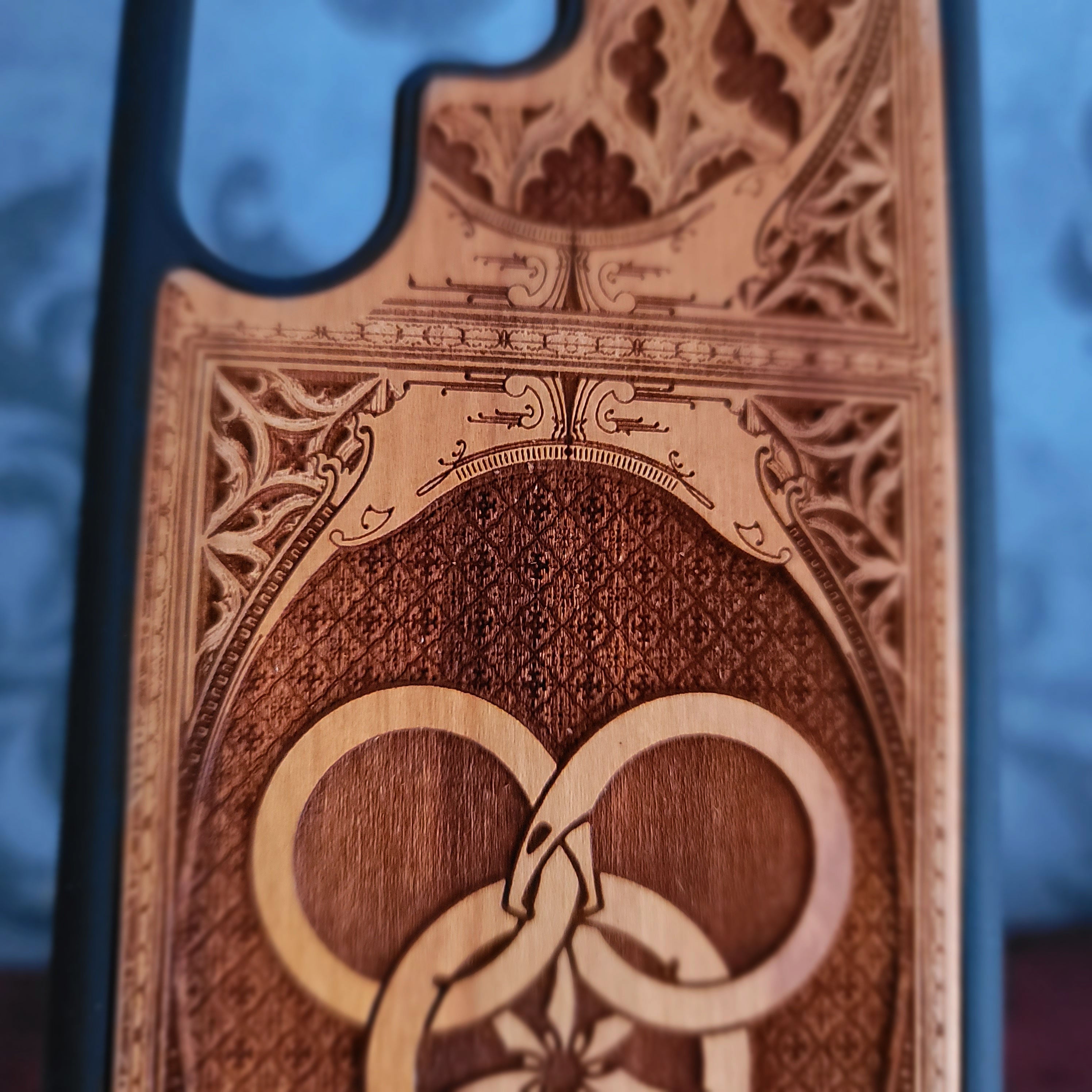 La Rueda del Tiempo - Funda de madera para teléfono - Diseño gótico