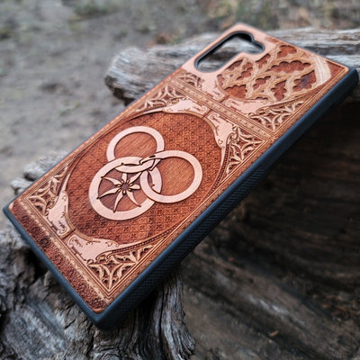Wheel of Time-inspired wood phone case featuring a Gothic pattern design, laser-engraved for a unique and durable look. Compatible with iPhone , 15, 14, 13, 12, 11, Pro Max, Mini, and Samsung Galaxy S, S24, S23, S22, S21, S20 Ultra, Plus, Note 20. A stylish and protective accessory for fans of fantasy and gothic design.