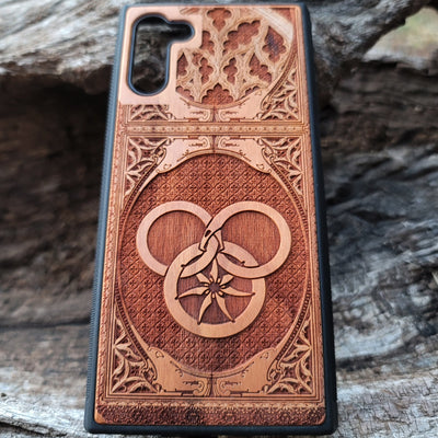 Wheel of Time-inspired wood phone case featuring a Gothic pattern design, laser-engraved for a unique and durable look. Compatible with iPhone , 15, 14, 13, 12, 11, Pro Max, Mini, and Samsung Galaxy S, S24, S23, S22, S21, S20 Ultra, Plus, Note 20. A stylish and protective accessory for fans of fantasy and gothic design.