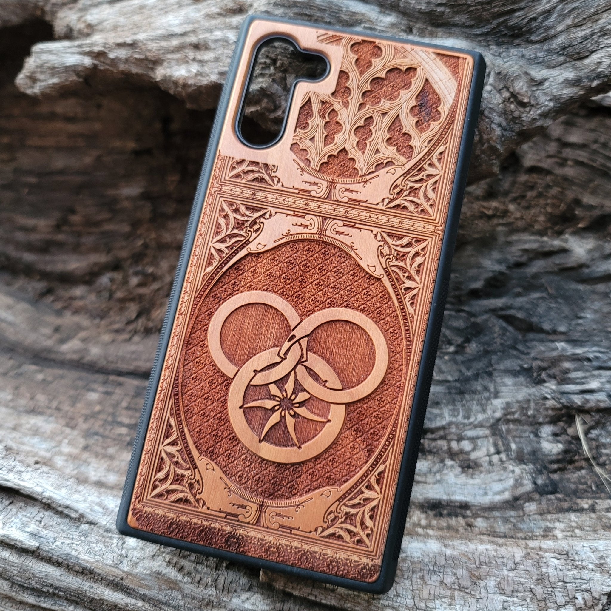 Wheel of Time-inspired wood phone case featuring a Gothic pattern design, laser-engraved for a unique and durable look. Compatible with iPhone , 15, 14, 13, 12, 11, Pro Max, Mini, and Samsung Galaxy S, S24, S23, S22, S21, S20 Ultra, Plus, Note 20. A stylish and protective accessory for fans of fantasy and gothic design.