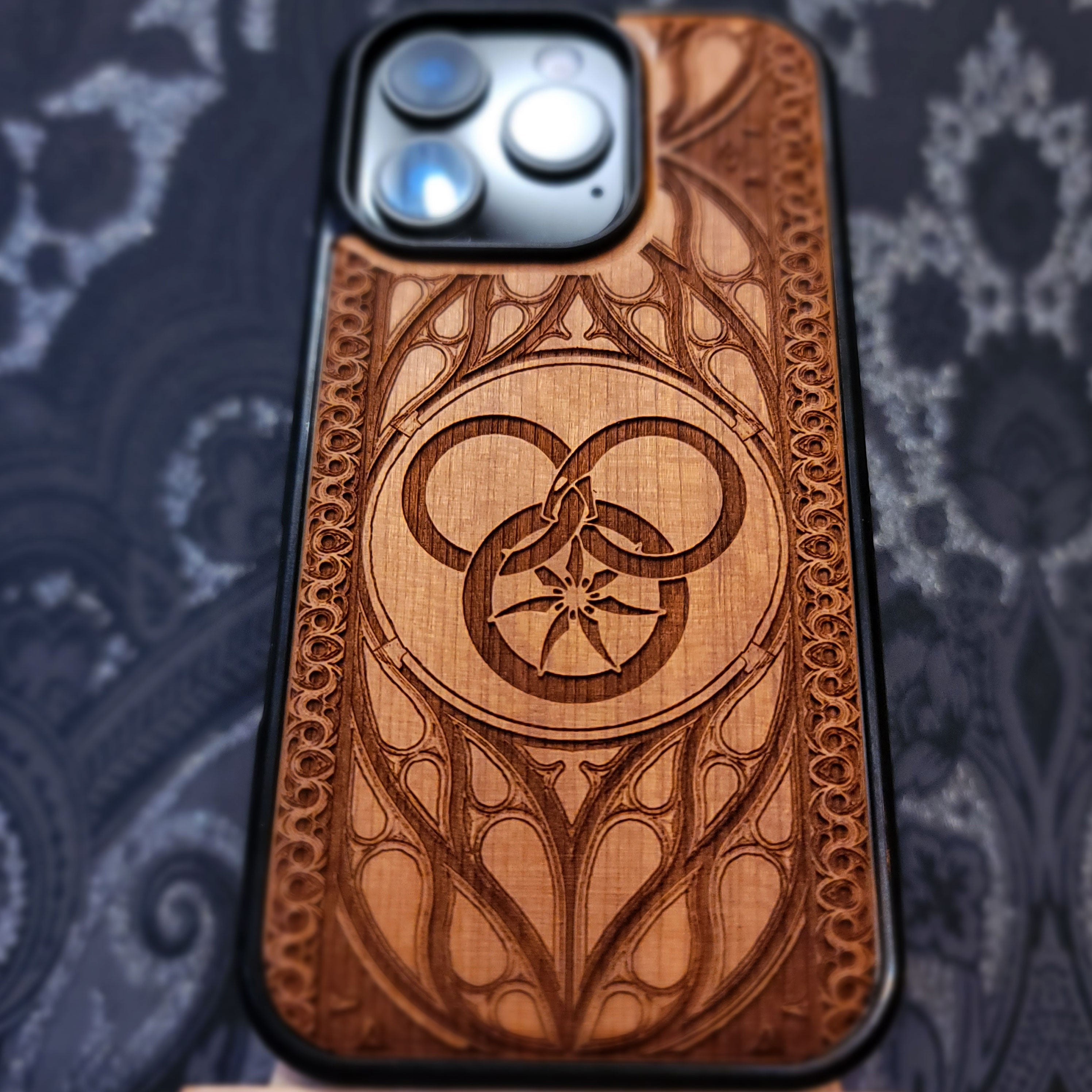 iPhone &amp; Samsung Galaxy Holz-Handyhülle - Artwork "Rad der Zeit"