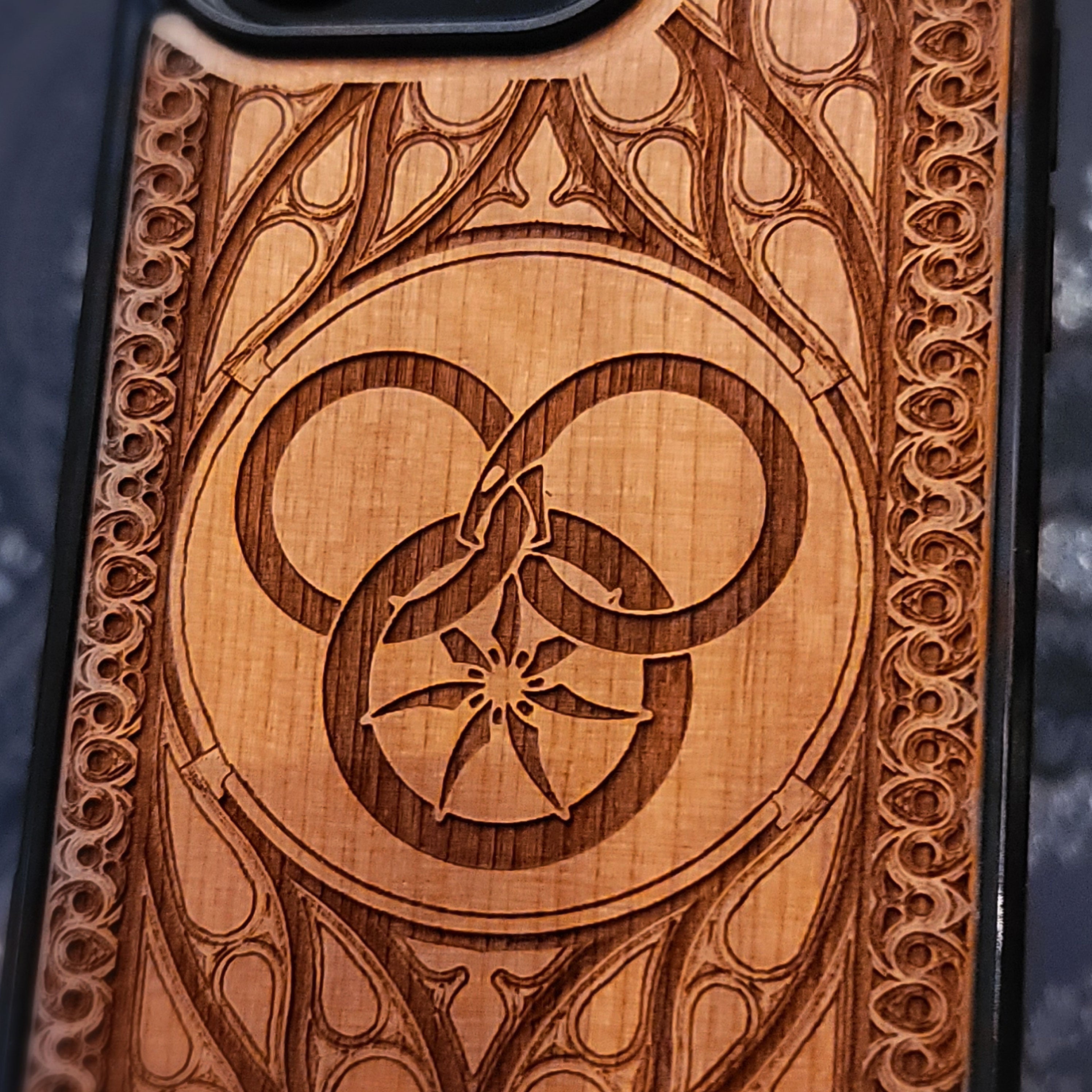 iPhone &amp; Samsung Galaxy Holz-Handyhülle - Artwork "Rad der Zeit"