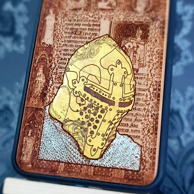 Caballero Medieval "Estoy Listo" - Funda de Madera para Teléfono - Pintada en Dorado