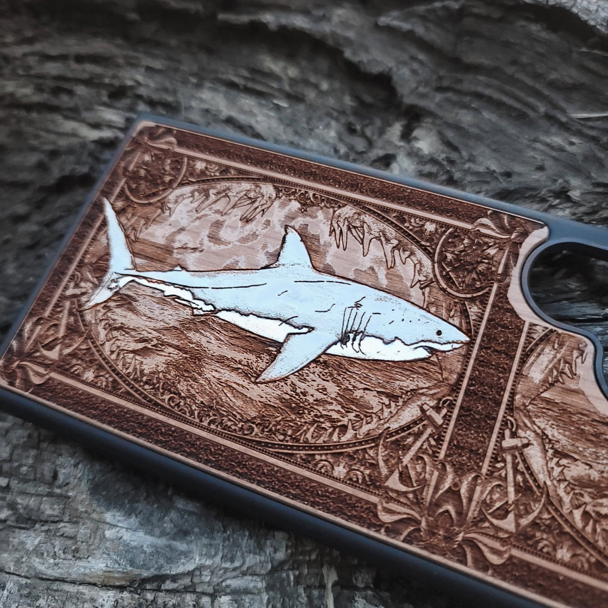 Great white shark wooden phone case, hand-painted and laser-engraved on cherrywood. Compatible with iPhone -11 Pro Max, Galaxy S-S20. Ocean-inspired phone case.