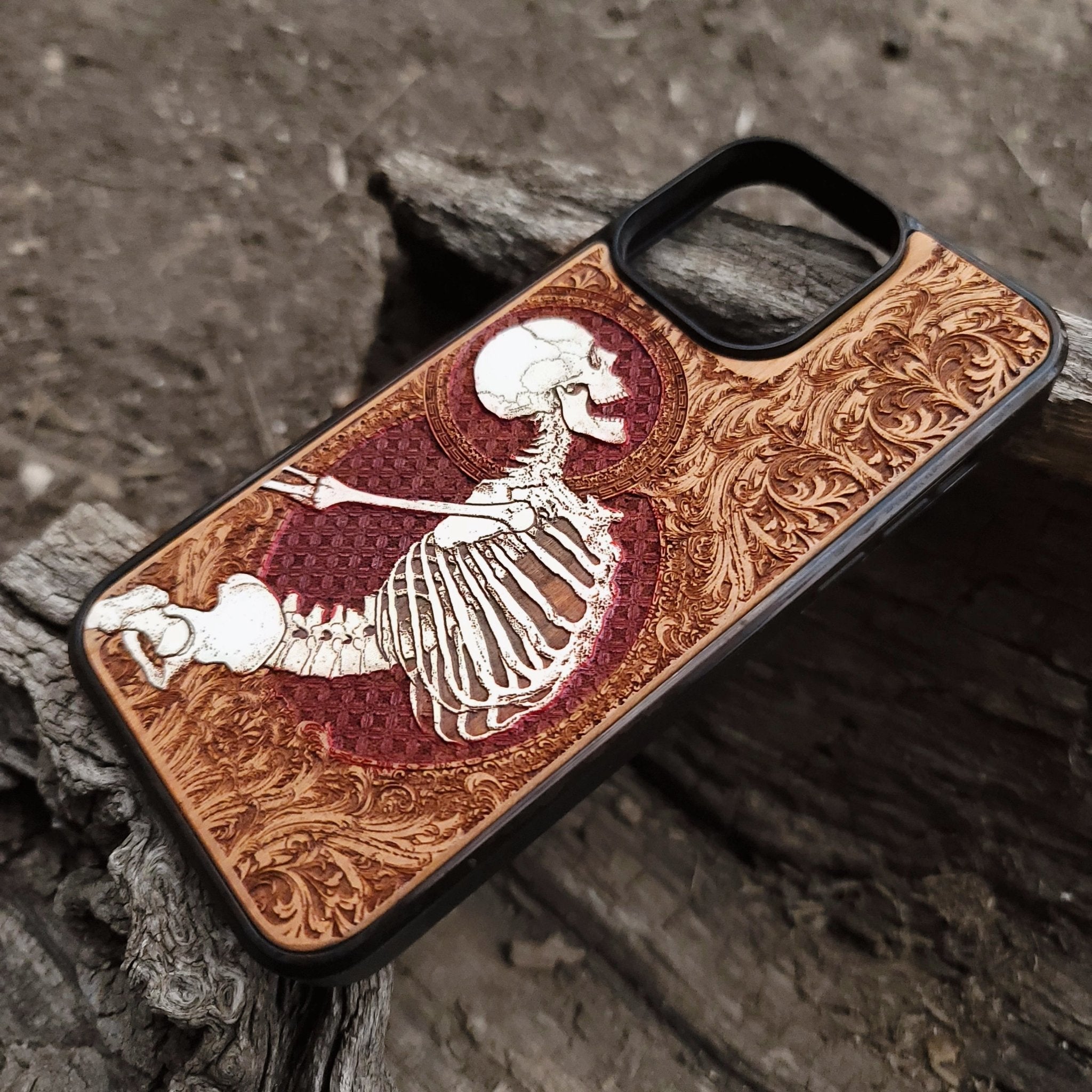 Hand-painted gothic pattern wooden phone case with gold accents, laser-engraved on cherrywood. Fits iPhone 11- and Galaxy S20-S.