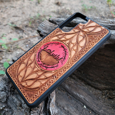 Lord of the Rings-inspired wood phone case featuring a custom symbol design, laser-engraved for a unique touch. Compatible with iPhone , 15, 14, 13, 12, 11 Pro Max Mini, and Samsung Galaxy S, S24, S23, S22, S21, S20 Ultra, Plus, Note 20. Perfect for fans of Tolkien’s world, blending style, protection, and fandom.