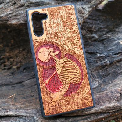Hand-painted cherry wood phone case with Gothic skeleton engraving, designed for iPhone & Samsung Galaxy models.