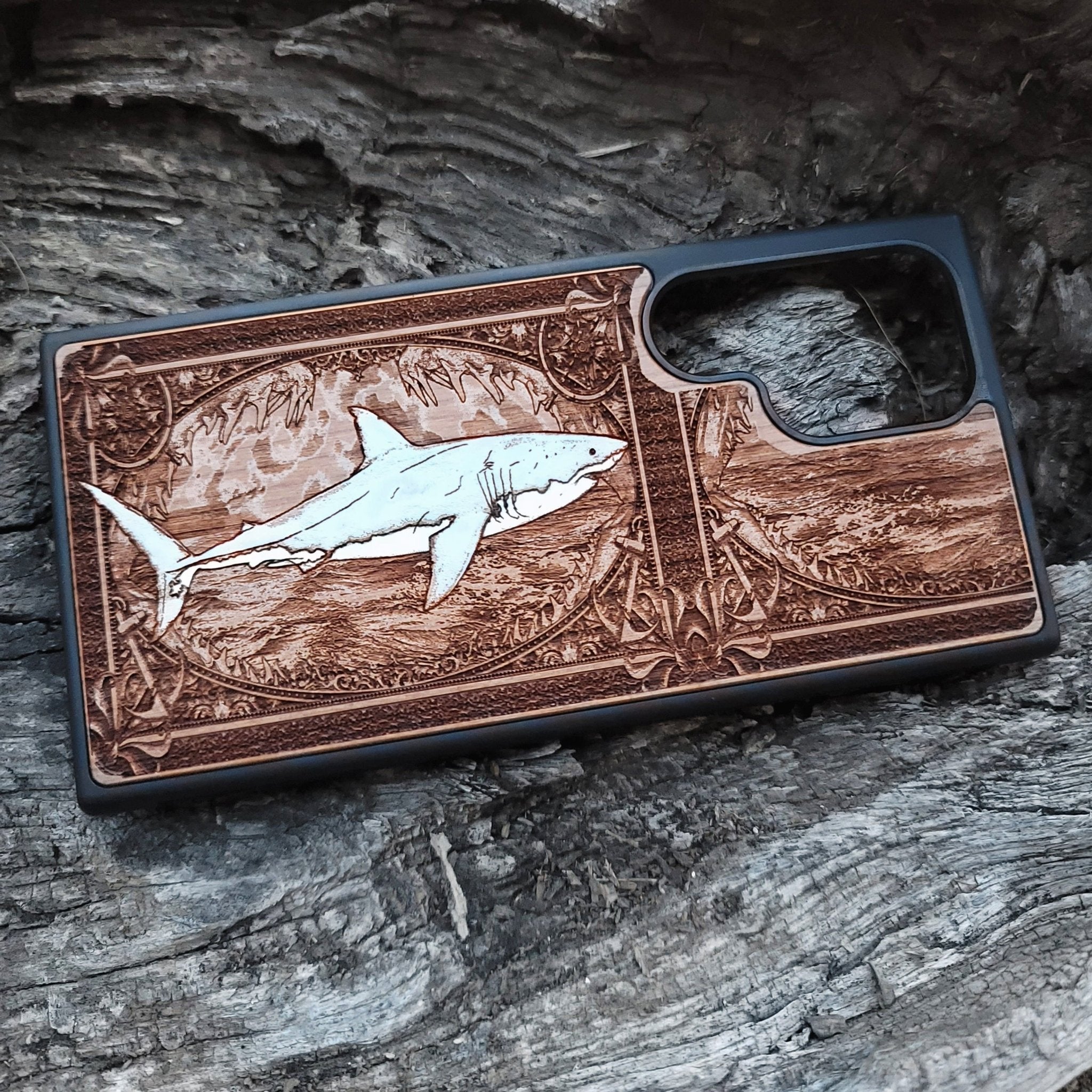 Great white shark wooden phone case, hand-painted and laser-engraved on cherrywood. Compatible with iPhone -11 Pro Max, Galaxy S-S20. Ocean-inspired phone case.