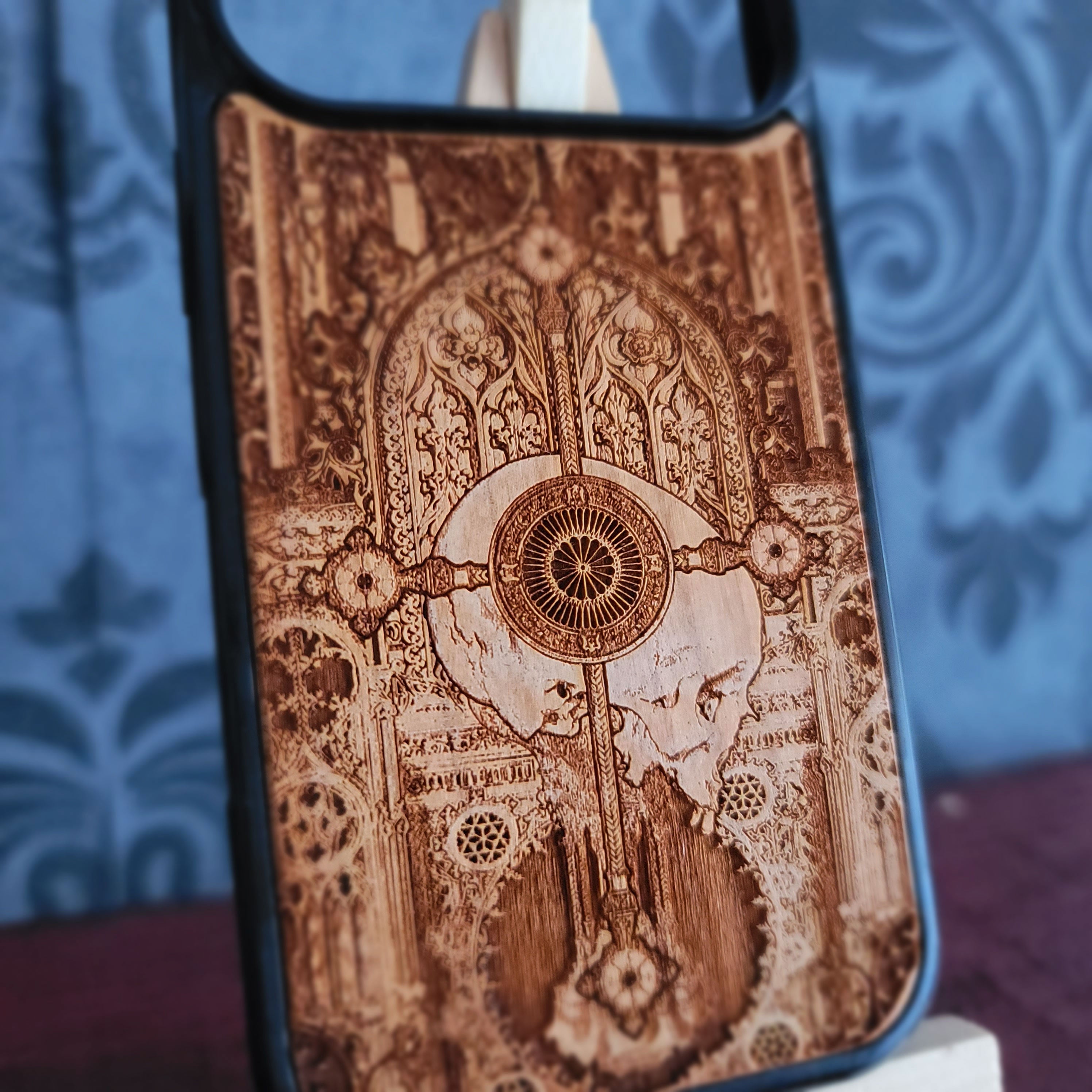 Religión - Funda de madera para teléfono - Pintada a mano